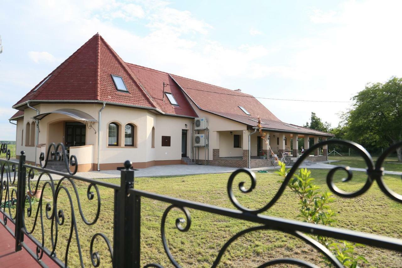 Hotel Tiszavilág Pihenőház Tiszakécske Exterior foto